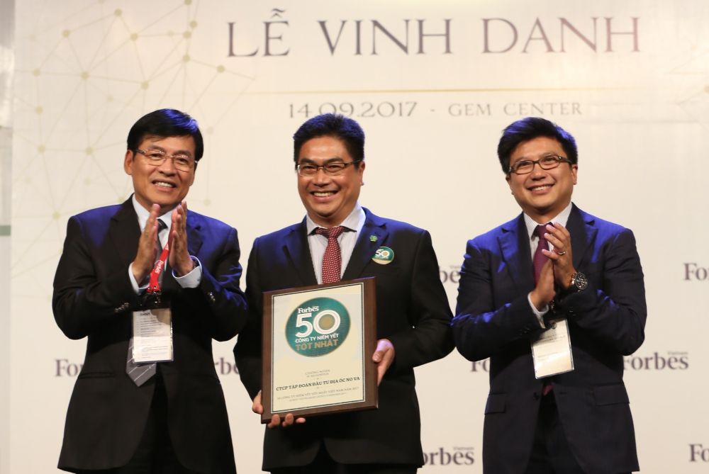 Ông Bùi Xuân Huy – Tổng Giám đốc Tập đoàn Novaland nhận giải thưởng “50 công ty niêm yết tốt nhất” năm 2017