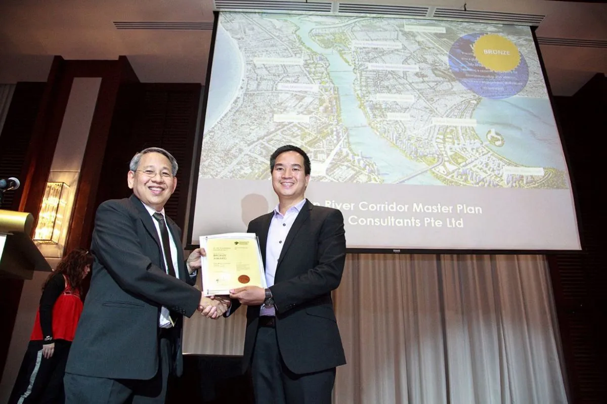 Ông Nguyễn Đỗ Dũng nhận giải thưởng của Hội quy hoạch Singapore cho một dự án ở Việt Nam