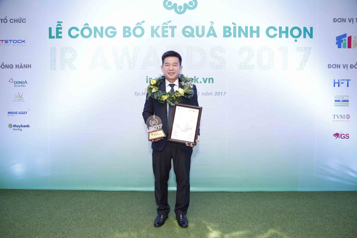 Ông Trương Minh Duy – Phó Tổng Giám đốc công ty Khang Điền nhận giải thưởng DNNY có hoạt động IR tốt nhất 2017 (đứng thứ 2 từ phải sang)