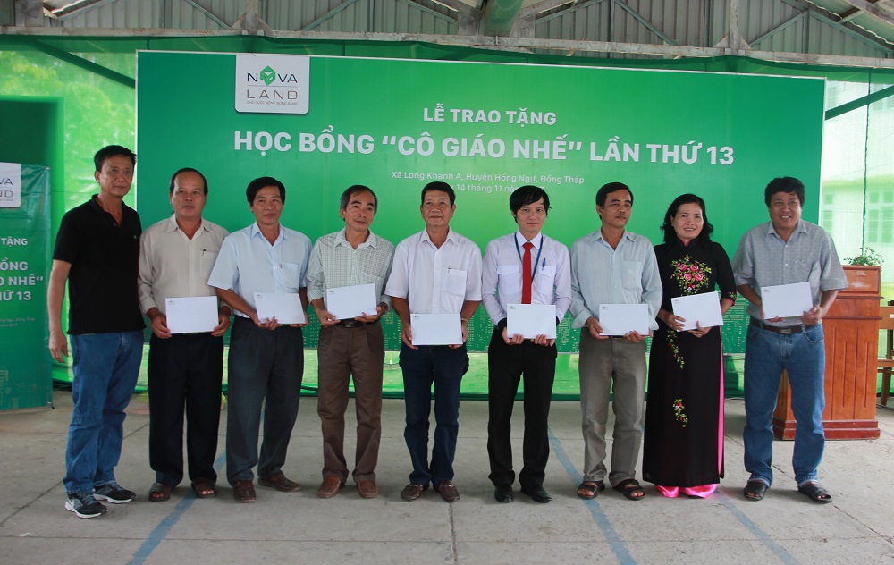 Đại diện Novaland trao các suất hỗ trợ khuyến học cho 8 trường thuộc xã Long Khánh A và Long Khánh B