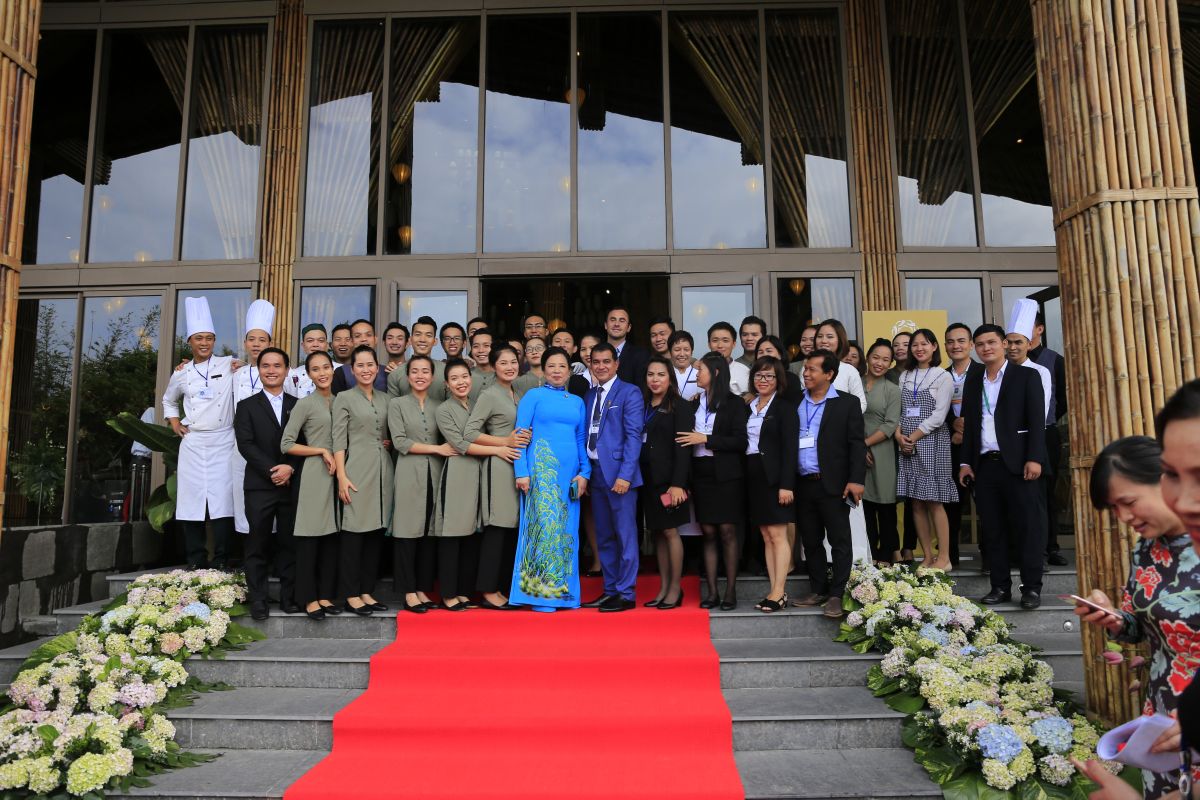 Buổi tiệc diễn ra thành công tốt đẹp, Phu nhân Chủ tịch nước chụp ảnh cùng đội ngũ nhân viên Naman