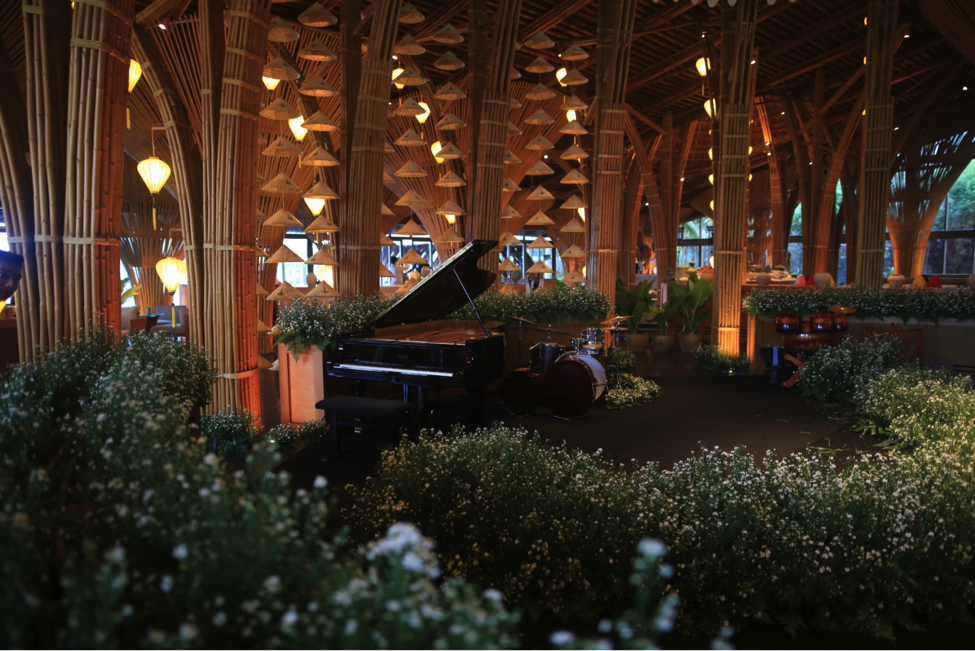 Đại tiệc diễn ra giữa một không gian đẹp thần tiên bởi hoa thạch thảo trắng với điểm nhấn là cây đàn piano.