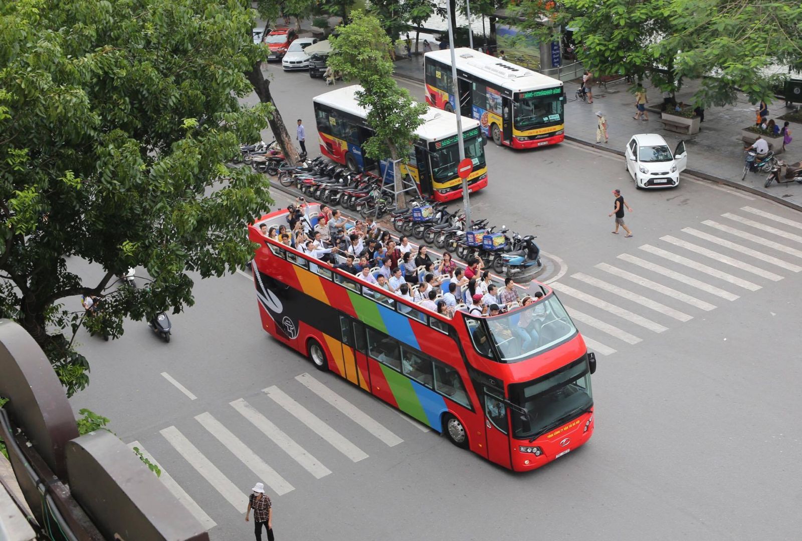 Tuyến xe buýt City Tour 2 tầng chạy thử nghiệm theo lộ trình Nhà hát lớn - bờ hồ Hoàn Kiếm.
