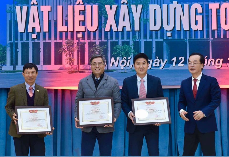 Bộ trưởng Phạm Hồng Hà đã trao bằng khen cho ba DN có thành tích xuất sắc trong việc thực hiện Chương trình phát triển vật liệu xây không nung