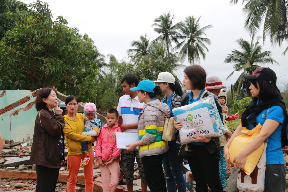 Nhân viên Novaland cùng Hội bảo trợ bệnh nhân nghèo tỉnh Quảng Nam thăm hỏi và tặng quà cho các hộ gia đình chịu thiệt hại nặng nề từ cơn bão số 12 tại tỉnh Quảng Nam