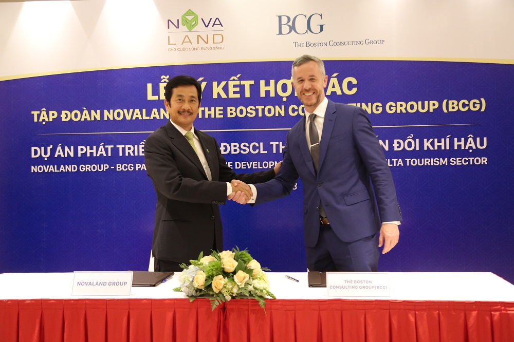 Ông Bùi Thành Nhơn – Chủ tịch Tập đoàn Novaland và Ông Christopher Lewis Malone – Giám đốc Phát triển Kinh tế Toàn cầu của BCG ký kết hợp tác dự án “Phát triển du lịch Đồng bằng sông Cửu Long thích ứng biến đổi khí hậu”.