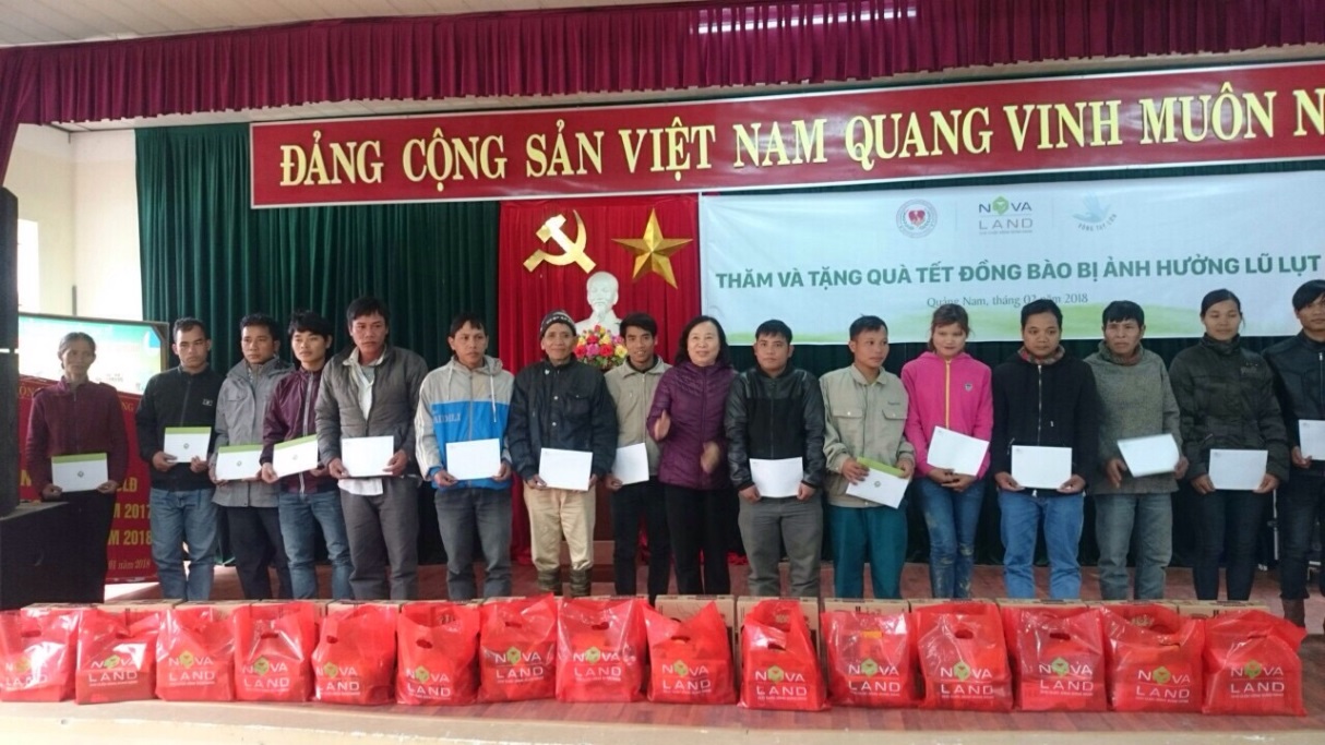  Thăm và tặng quà Tết đồng bào bị ảnh hưởng bởi lũ lụt tại huyện Tiên Phước, tỉnh Quảng Nam