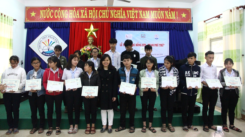 Trao học bổng cho học sinh nghèo vượt khó tại huyện Điện Bàn, tỉnh Quảng Nam