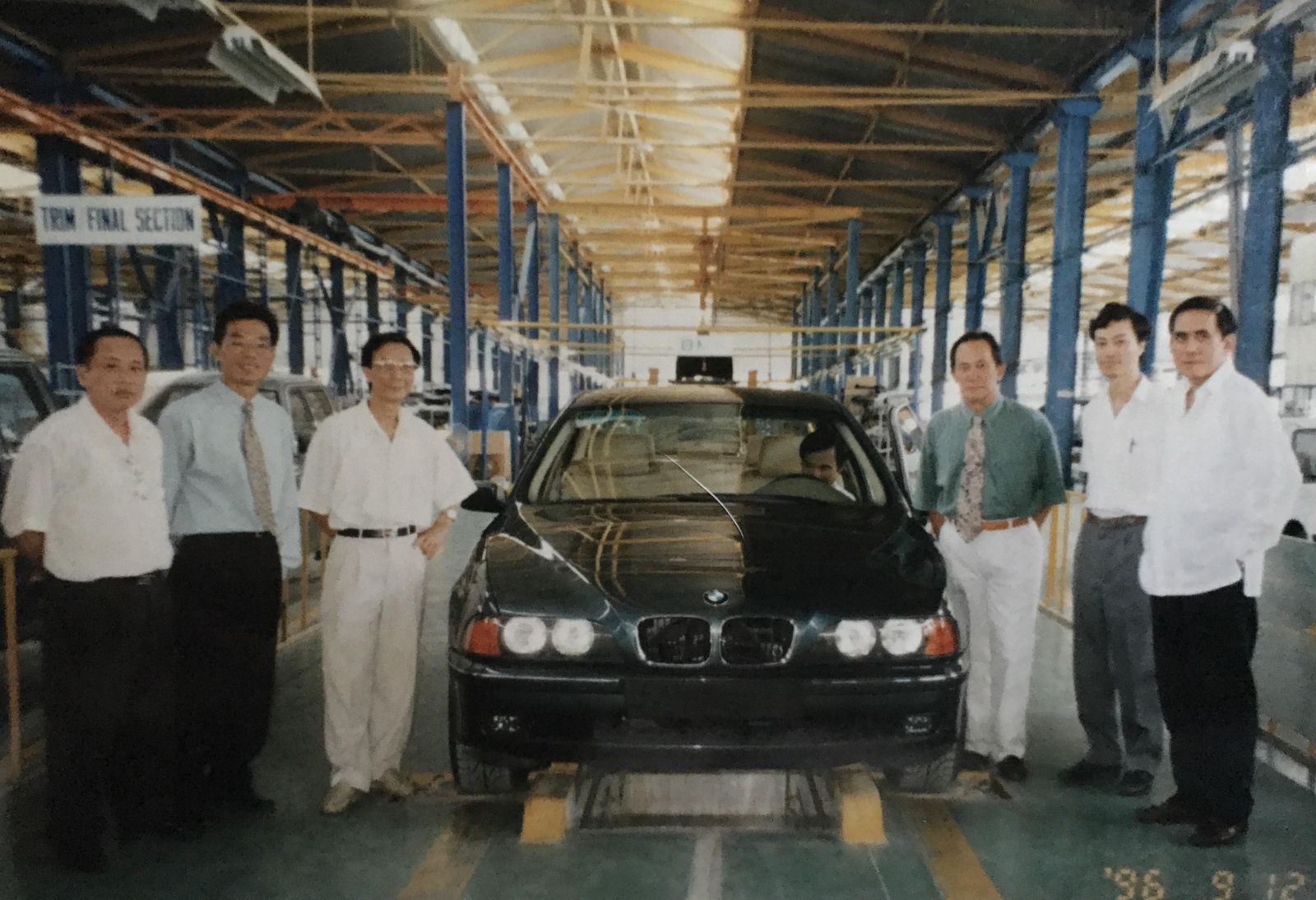 Ông Võ Quang Huệ (thứ 2 từ trái sang) 21 năm trước, khi còn làm việc ở BMW đã tham gia kết nối giữa BMW với doanh nghiệp ô tô Việt Nam. Bây giờ BMW đã là một trong những đối tác của Vingroup, nơi ông làm Phó tổng giám đốc, giám sát dự án sản xuất ô tô Vinfast. (Ảnh TL)