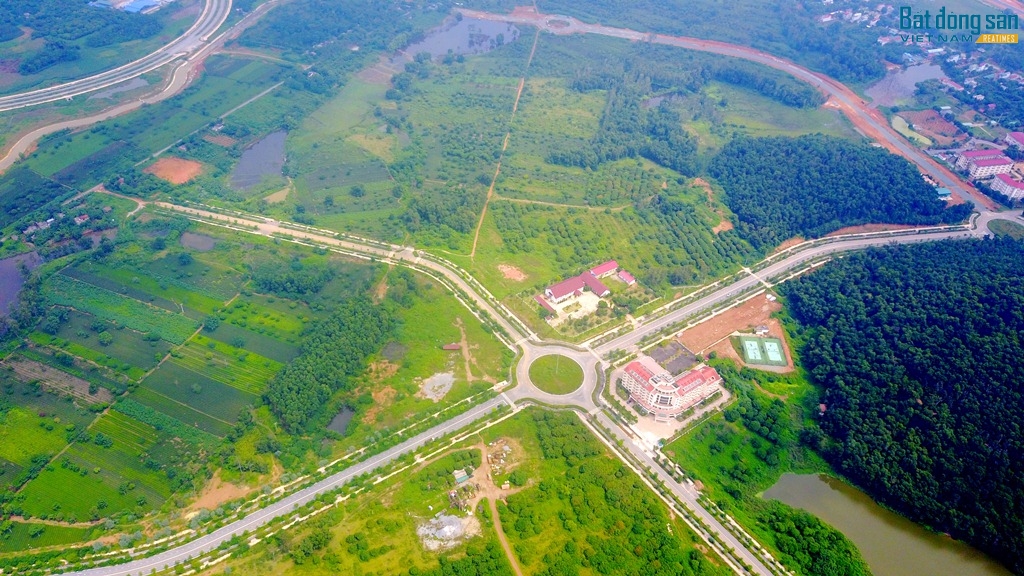 Phần lớn diện tích đất Dự án xây dựng Đại học Quốc gia Hà Nội tại Hòa Lạc vẫn đang bị bỏ hoang.p/Ảnh: Kháng Trần