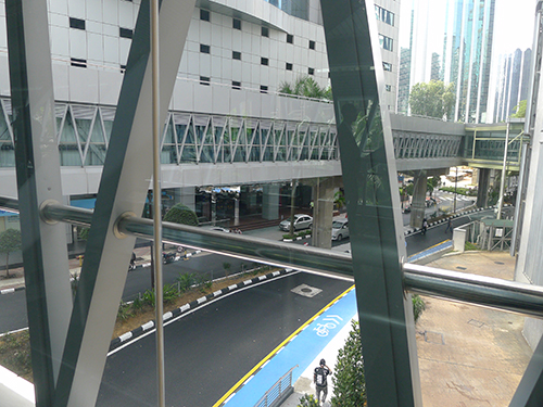 Hệ thống ĐSĐT Kualalumpur rất hiện đại: tầu không có người lái, cửa tự động 2 lớp. Lối đi bộ trên cao do doanh nghiệp đầu tư kết nối ga ĐSĐT với KGCC, lối đi bộ và xe đạp (TG2018)