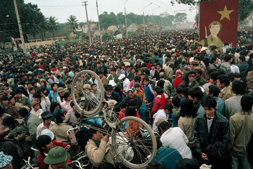 NgNgoại thành Hà Nội 1980: tắc đường vào lễ hội