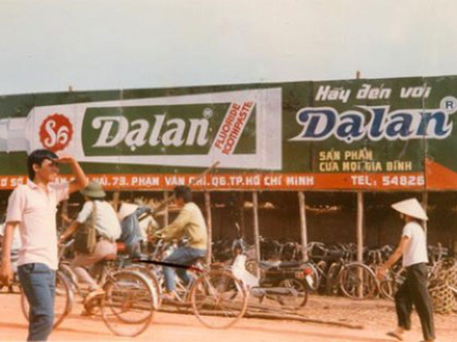Kem đánh răng Dạ Lan được quảng cáo rầm rộ vào những năm đầu 1990.