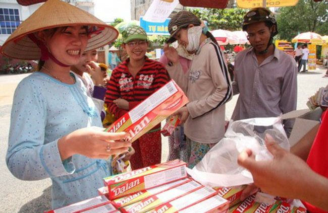 Các gian hàng bán kem đánh răng Dạ Lan tại các khu chợ truyền thống.