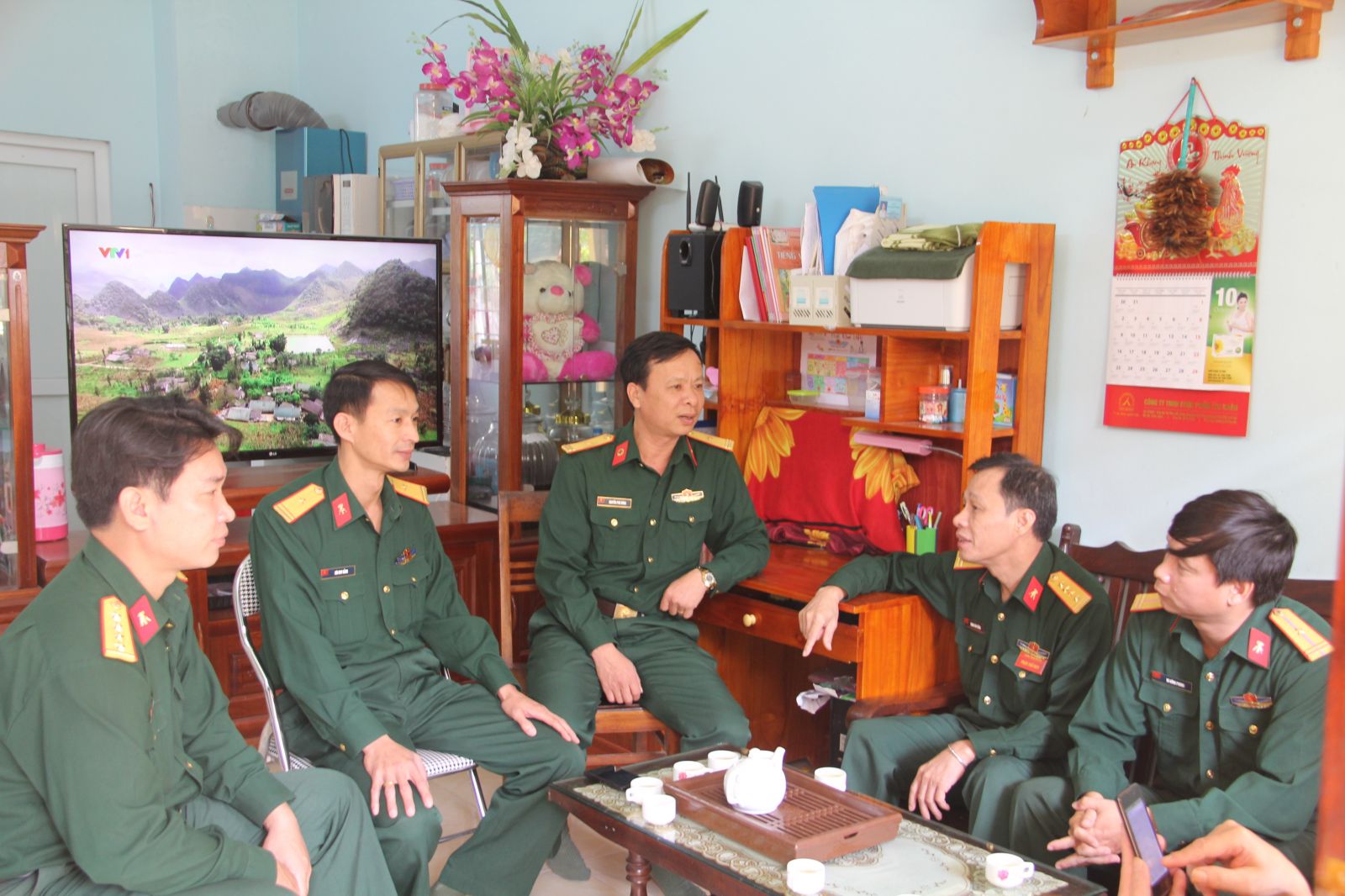 Lãnh đạo Trường Trung cấp kỹ thuật Quân khí đến thăm gia đình quân nhân sinh sống tại Nhà ở công vụ của Trường.