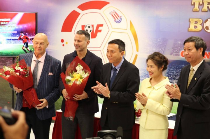 Danh thủ Ryan Giggs được ông Phạm Nhật Vượng mời làm Giám đốc Trung tâm đào tạo bóng đá trẻ PVF