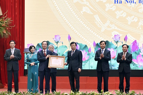 Phó Thủ tướng Trịnh Đình Dũng trao tặng Huân chương Lao động hạng Nhất cho Bộ Xây dựng - Ảnh: VGP/Nhật Bắc