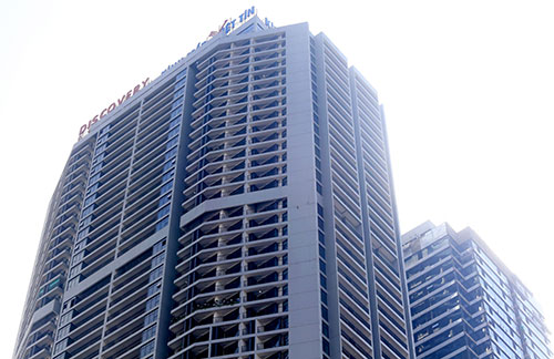 Tổ hợp trung tâm thương mại, căn hộ cao cấp Discovery Complex có hai tào tháp 52 tầng, 34 tầng nằm ở vị trí đắc địa giữa trung tâm quận Cầu Giấy. Ảnh: Phương Sơn/Vnexpress
