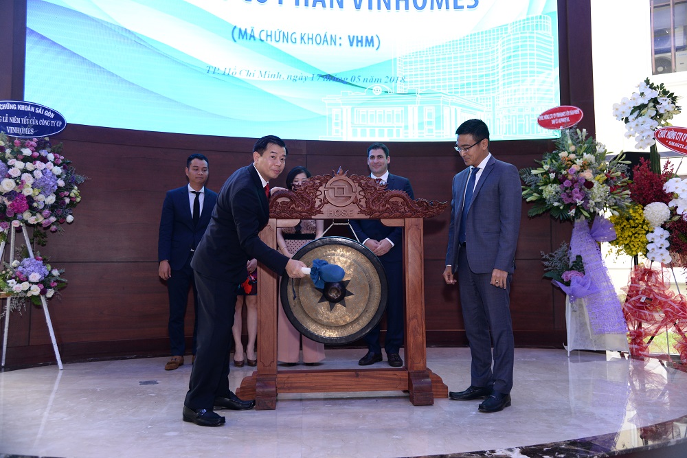  Ông Nguyễn Việt Quang – Tổng Giám đốc Tập đoàn Vingroup thực hiện nghi thức đánh cồng tại sự kiện Vinhomes nhận quyết định niêm yết cổ phiếu VHM.