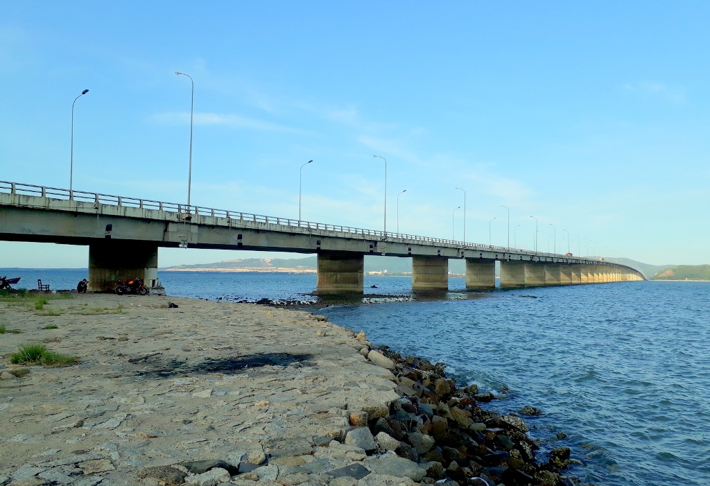 Cầu Thị Nại, một trong những cây cầu vượt biển dài nhất Việt Nam (Ảnh: Phạm Tuấn Vũ). 