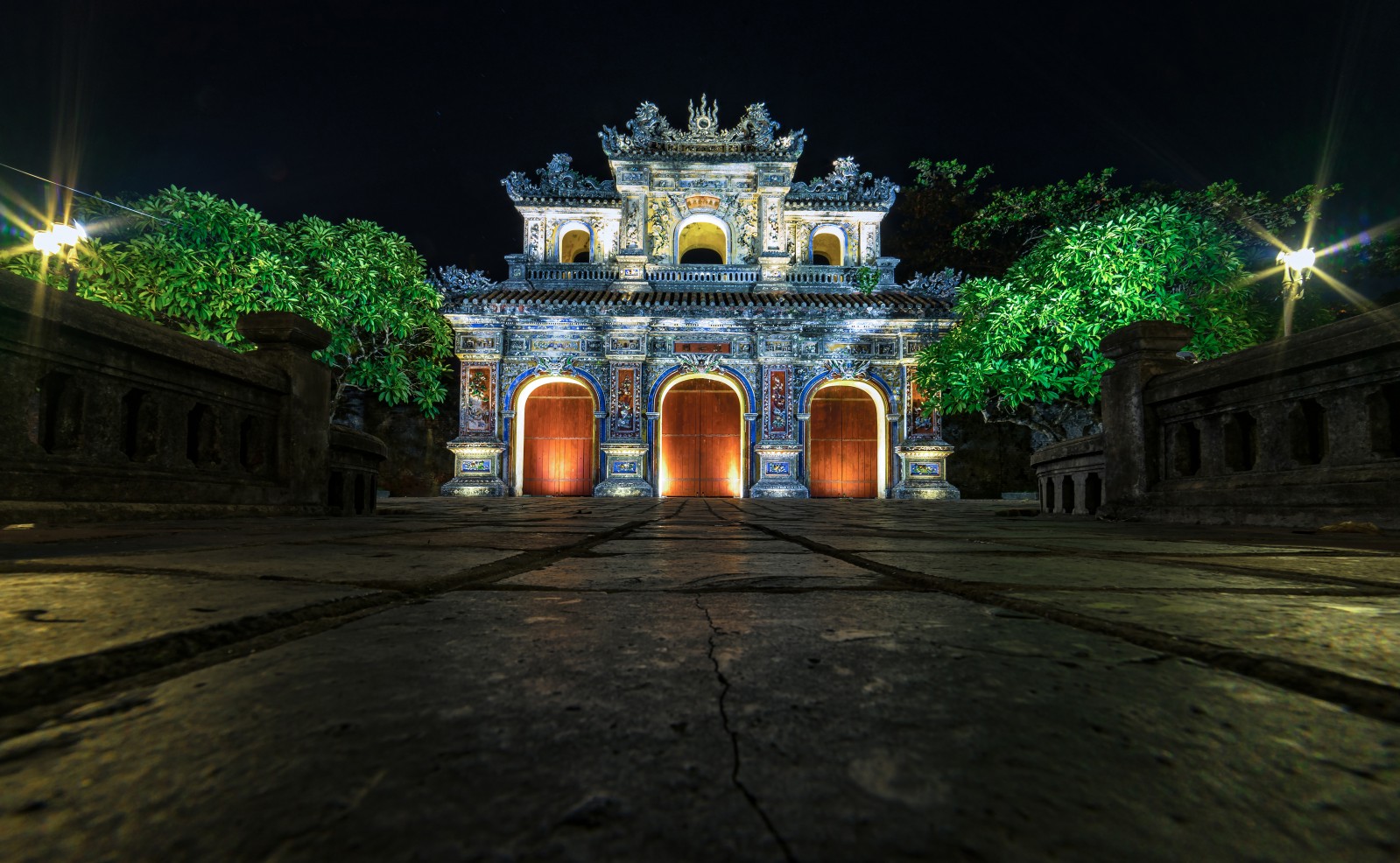 Cánh cổng hòa bình vào ban đêm lối ra của khách du lịch khi tham quan đại nội.​