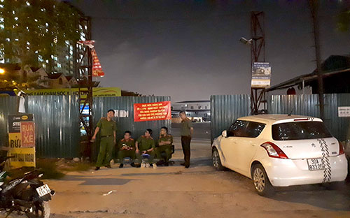 Hàng chục cảnh sát chốt từ sáng tới đêm tại các bãi trông giữ xe cạnh khu đô thị Kim Văn, Kim Lũ và HH Linh Đàm. Ảnh: Phương Sơn