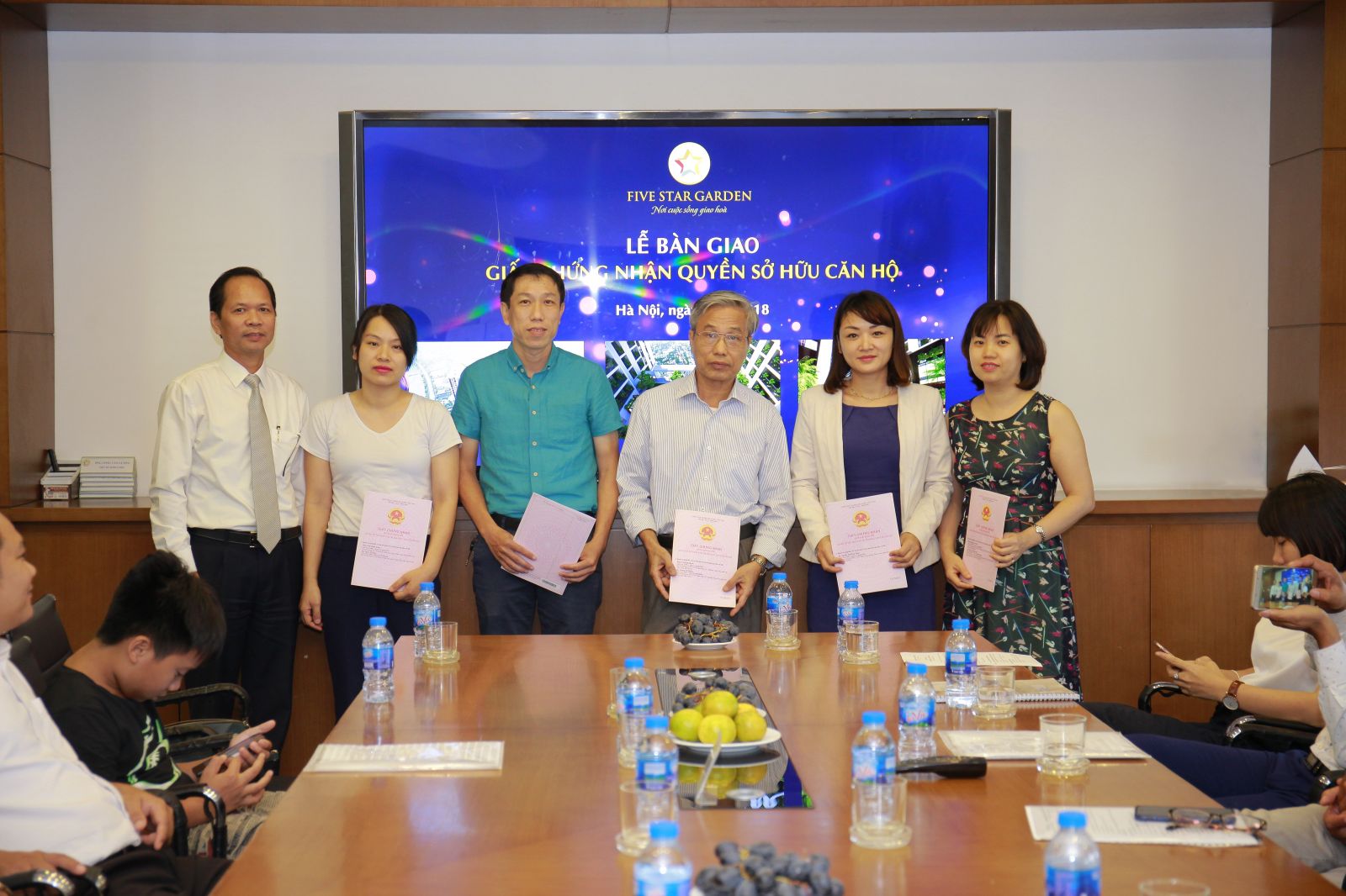 Ông Ngân Văn Chuyên, Phó TGĐ Tập đoàn GFS trao Giấy chứng nhận quyền sở hữu căn hộ cho cư dân.