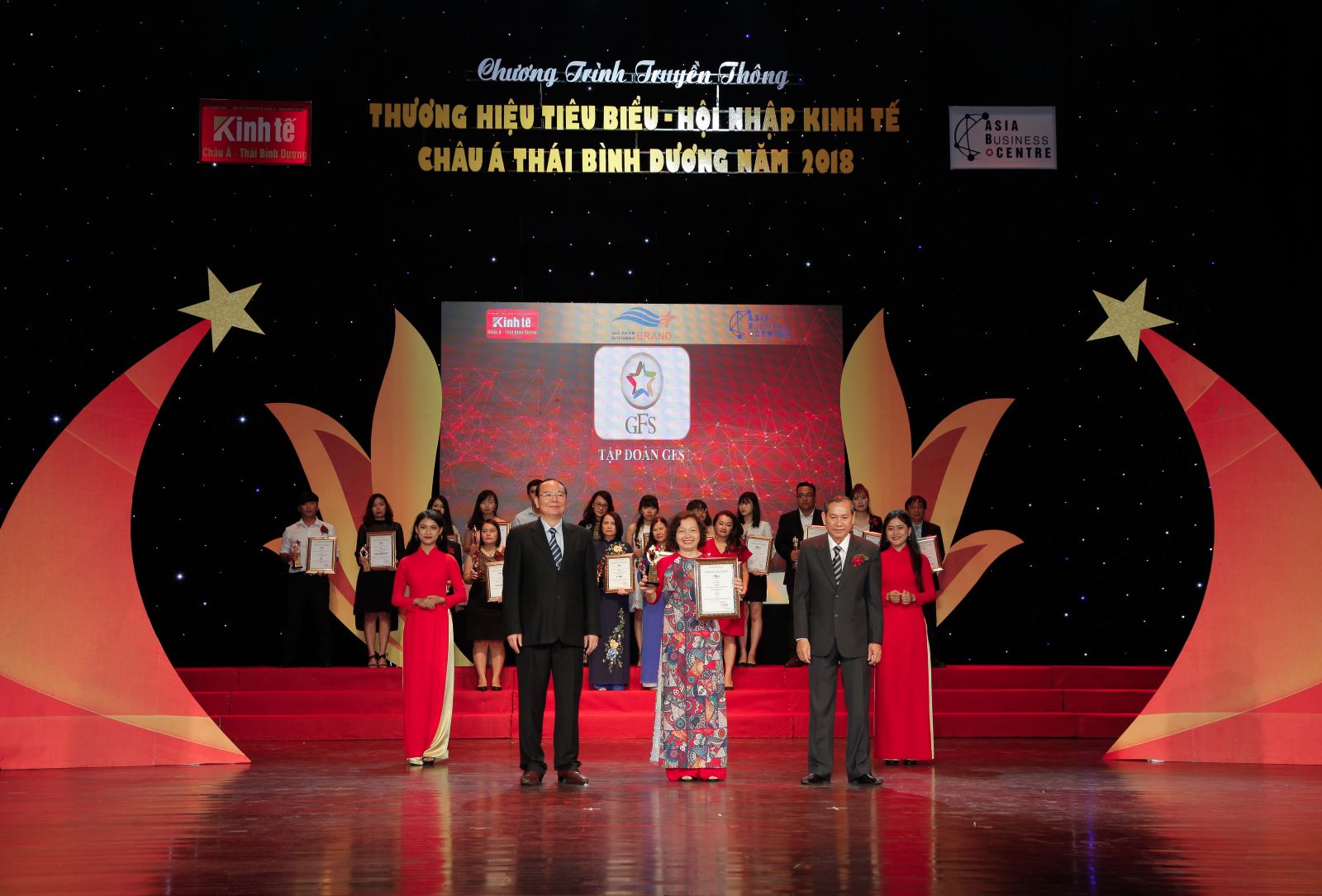Bà Lê Thúy Hạnh – Phó TGĐ Tập đoàn GFS nhận cúp và giấy chứng nhận Top 10 thương hiệu tiêu biểu hội nhập Châu Á – Thái Bình Dương 2018
