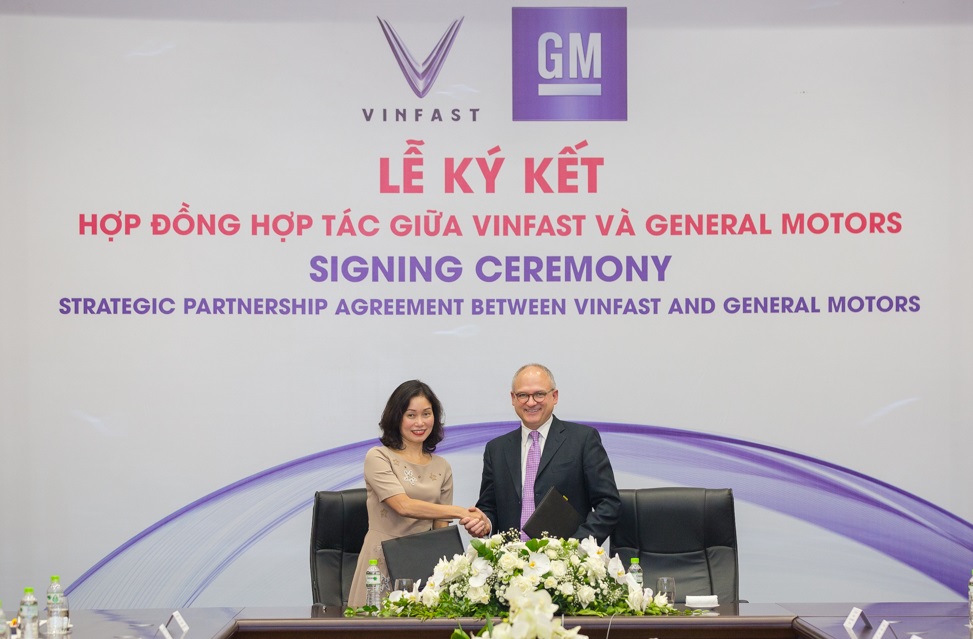 Bà Lê Thị Thu Thủy – Phó Chủ tịch Vingroup kiêm Chủ tịch VinFast và ông Barry Engle, Phó Chủ tịch điều hành kiêm Chủ tịch GM quốc tế ký hợp đồng hợp tác chiến lược tại thị trường Việt Nam.