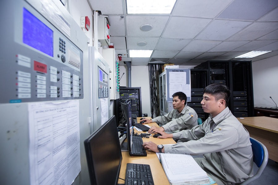 Các kỹ sư, kỹ thuật viên vận hành hệ thống PCCC 24/7 tại phòng điều khiển trung tâm.