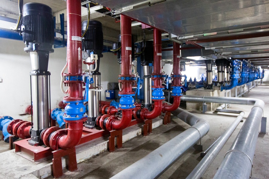 Hệ thống máy bơm vận hành hệ thống PCCC (màu đỏ) tự động đẩy nước từ bể ngầm lên các téc nước đặt trên nóc các tòa nhà.