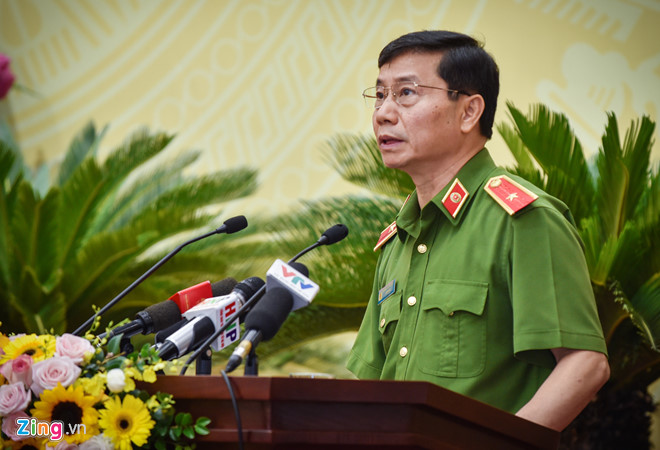 Thiếu tướng Hoàng Quốc Định, Giám đốc Cảnh sát PCCC Hà Nội trả lời chất vấn. Ảnh: Việt Linh./Zing