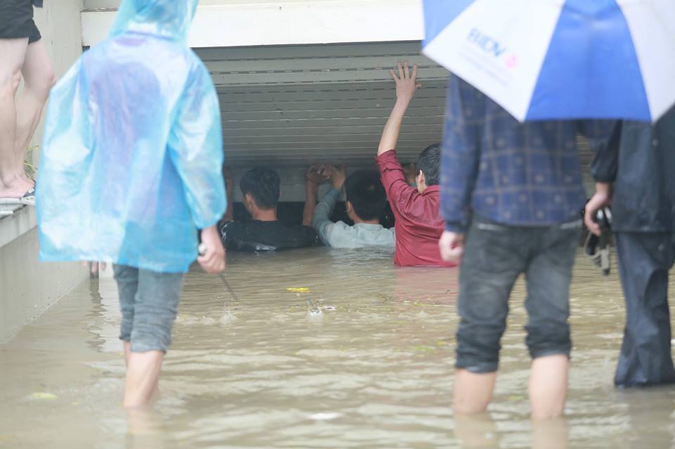 Tầng 1 những nhà biệt thự trong khu đô thị Thiên đường Bảo Sơn ngập nặng, nhiều gia đình phải phá cửa cuốn xuống hầm để ô tô để cứu tài sản