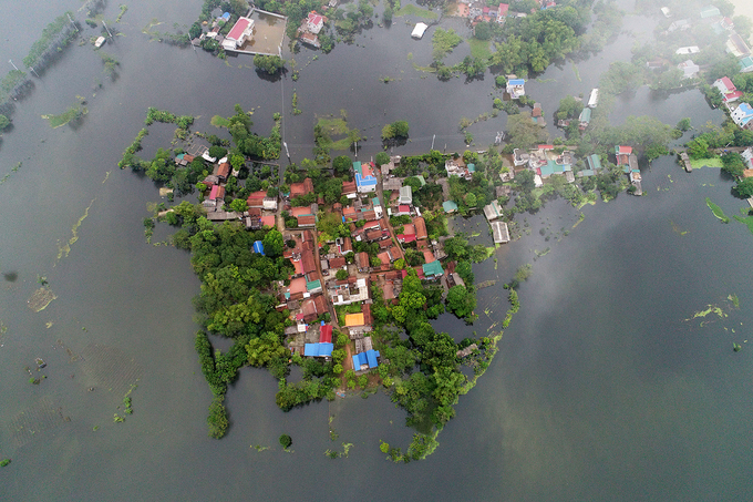 Chiều 22/7, hàng trăm hộ dân thôn Nhơn Lý (xã Nam Phương Tiến, huyện Chương Mỹ) vẫn bị cô lập giữa bốn bề nước sau một tuần Hà Nội mưa lớn.