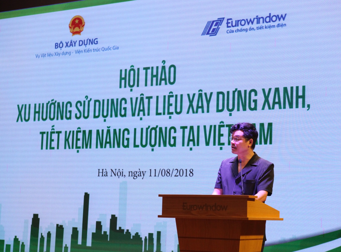 Ông Phạm Văn Bắc - Vụ trưởng Vụ vật liệu xây dựng (Bộ Xây dựng) phát biểu tại hội thảo “Xu hướng sử dụng vật liệu xây dựng xanh, tiết kiệm năng lượng tại Việt Nam”.