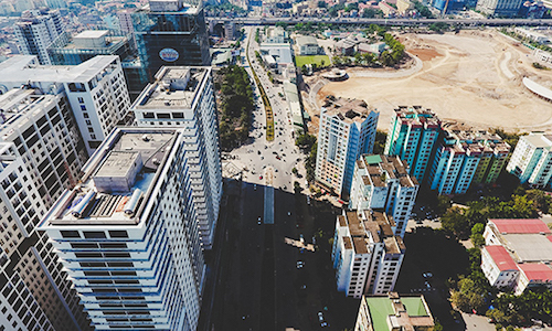 Nhà nước đang nhường quyền dẫn dắt phát triển đô thị cho các nhà đầu tư tư nhân (Ảnh: Cao ốc mọc lên san sát trên tuyến đường Lê Văn Lương - Hà Nội)
