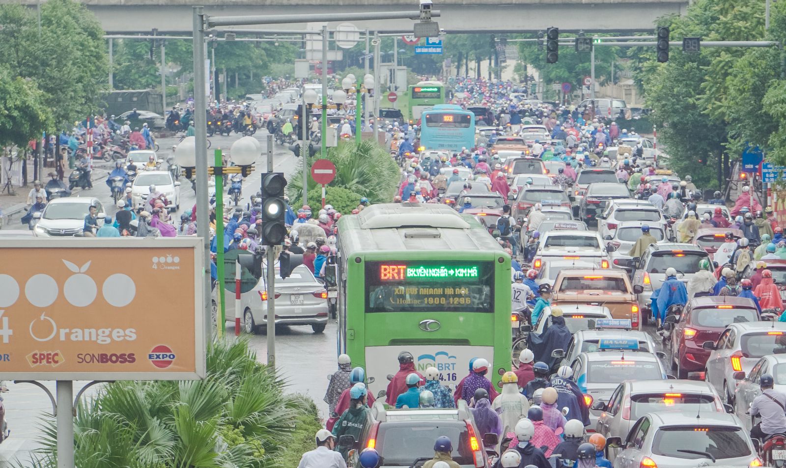 Dòng phương tiện bủa vây BRT trong giờ cao điểm tuyến đường Lê Văn Lương, Tố Hữu. Ảnh: Minh Nguyễn