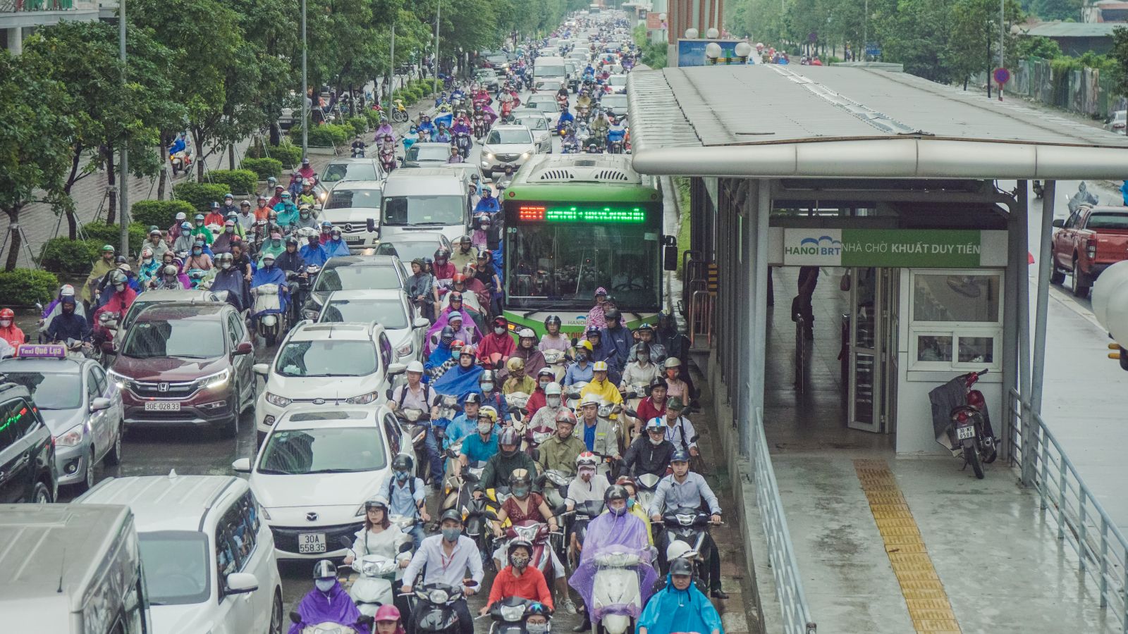 Dòng phương tiện bủa vây BRT trong giờ cao điểm tuyến đường Lê Văn Lương, Tố Hữu. Ảnh: Minh Nguyễn.