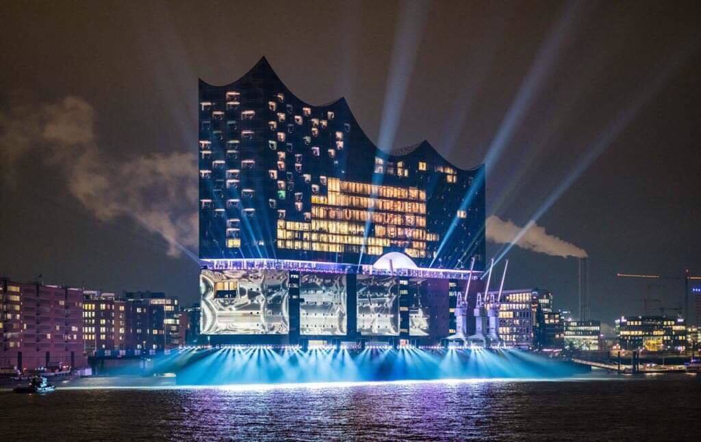Nhà hát giao hưởng Elbphilharmonie- một tuyệt tác kiến trúc của thế kỷ 21, không những là niềm tự hào, biểu tượng mới của thành phố âm nhạc Hamburg mà còn trở thành biểu tượng mới của nước Đức.