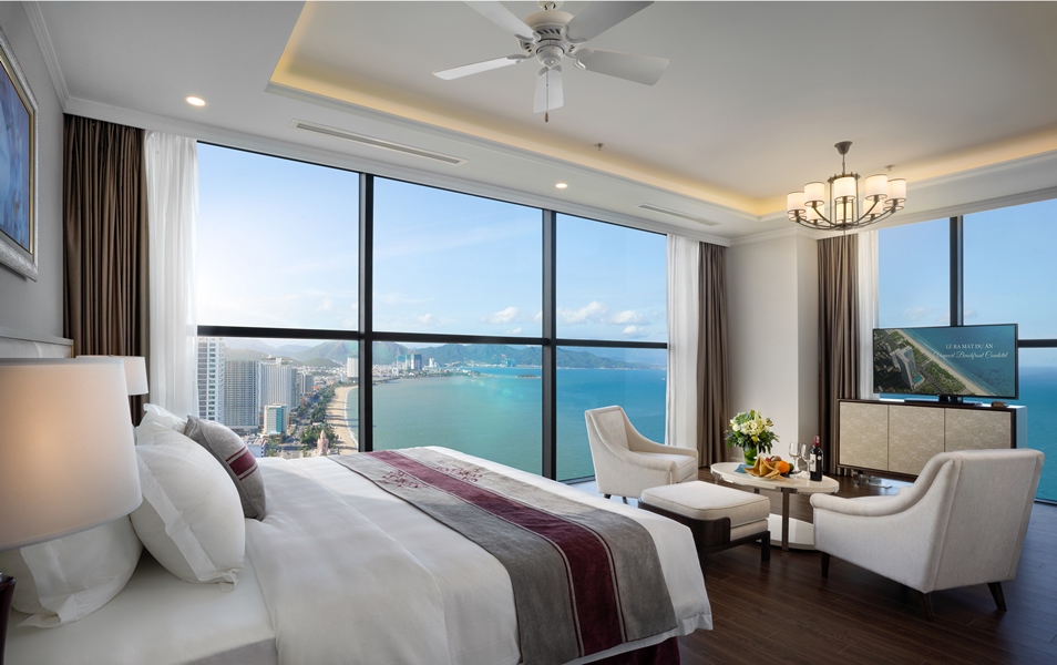 Căn hộ khách sạn tiện nghi với cửa kính hướng biển rộng mở