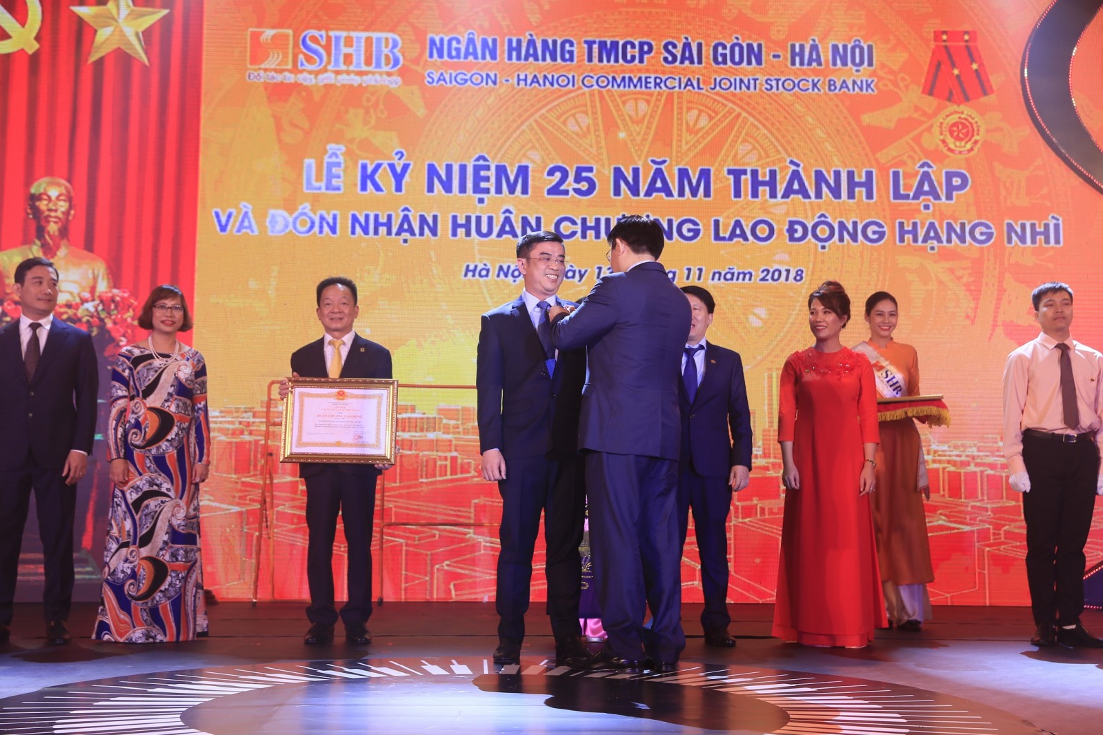 Ủy viên BCT, Phó Thủ tướng Chính phủ Vương Đình Huệ trao Huân chương Lao động Hạng Nhì cho Tổng Giám đốc SHB Nguyễn Văn Lê