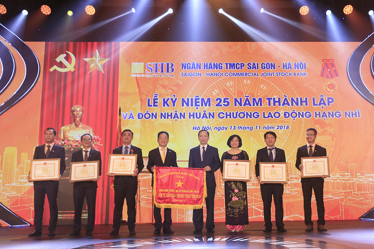  Phó Thống đốc NHNN Việt Nam Đào Minh Tú trao Cờ thi đua và Bằng khen của Thống đốc NHNN cho tập thể và các cá nhân của SHB vì đã có thành tích xuất sắc góp phần hoàn thành nhiệm vụ ngành ngân hàng