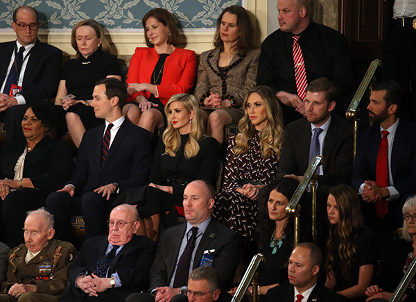 Cố vấn Nhà Trắng Jared Kushner và con gái Tổng thống Ivanka Trump (giữa) ngồi cạnh Eric Trump và vợ Lara Trump cùng anh trai Donald Trump Jr. (ngoài cùng bên phải) khi nghe Thông điệp Liên bang. Ảnh: Reuters.