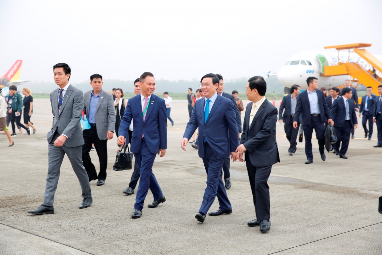 Phó Thủ tướng Chính phủ Vương Đình Huệ cùng nhiều lãnh đạo cấp cao đến Vinh trên chuyến bay mang mã số QH7653 của Bamboo Airways