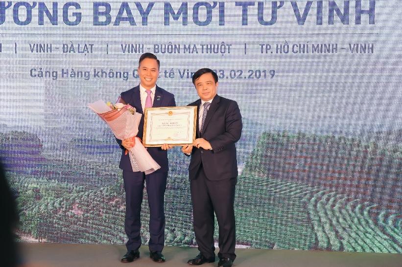 Ông Huỳnh Thanh Điền, Phó Chủ tịch UBND tỉnh Nghệ An trao bằng khen cho Bamboo Airways