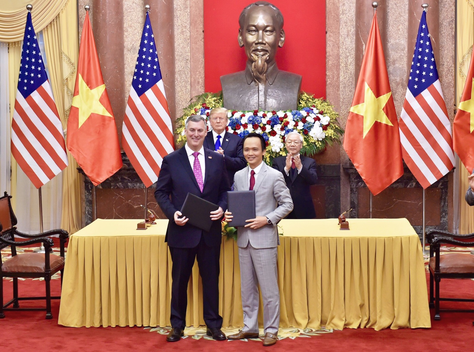 Ông Trịnh Văn Quyết, Chủ tịch HĐQT Tập đoàn FLC và ông Kevin McAllister, Chủ tịch kiêm Tổng giám đốc Tập đoàn Boeing thực hiện lễ ký kết.