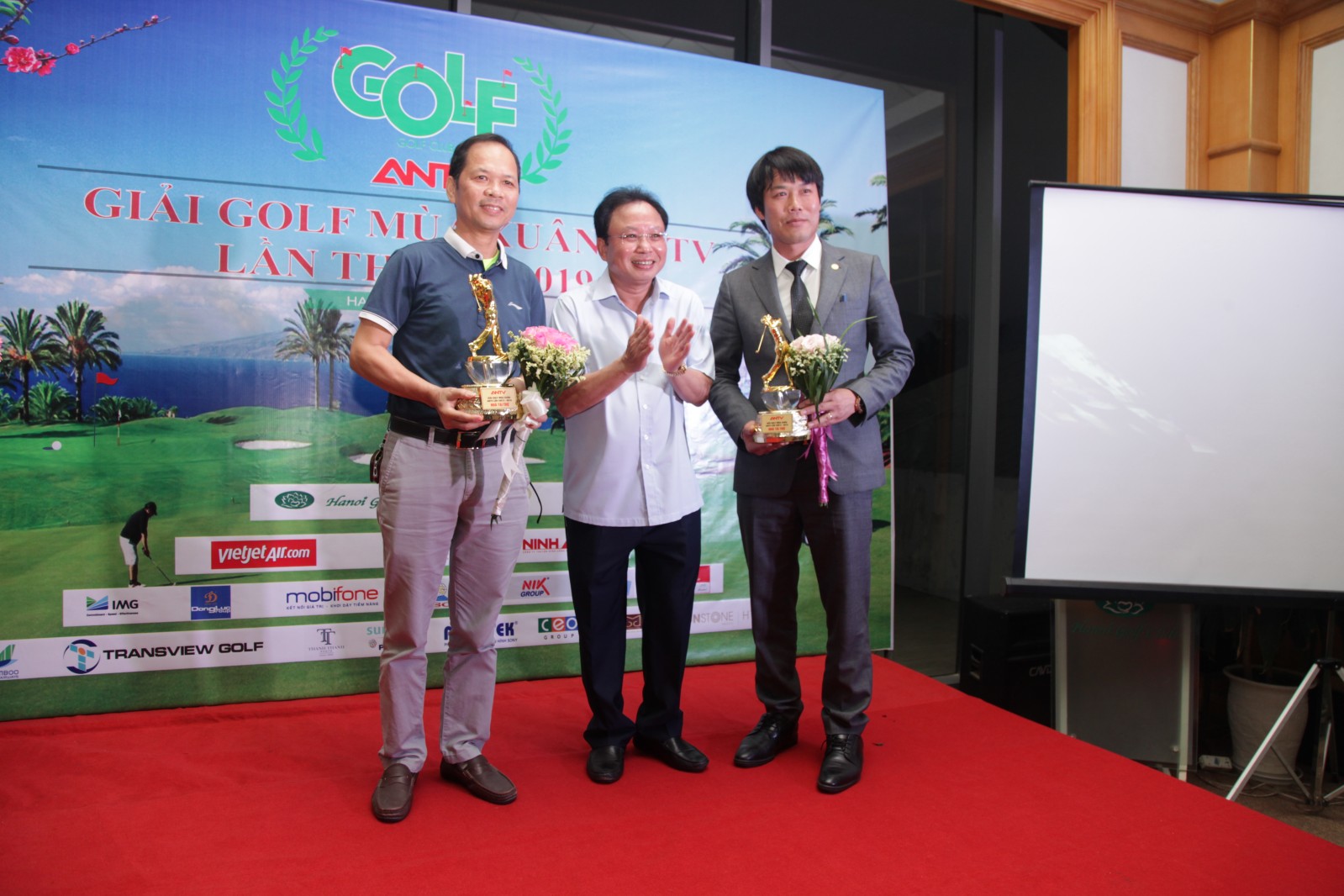 Ông Ngân Văn Chuyên - Phó TGĐ Tập đoàn GFS (ngoài cùng bên trái) nhận kỷ niệm chương tại Lễ trao giải