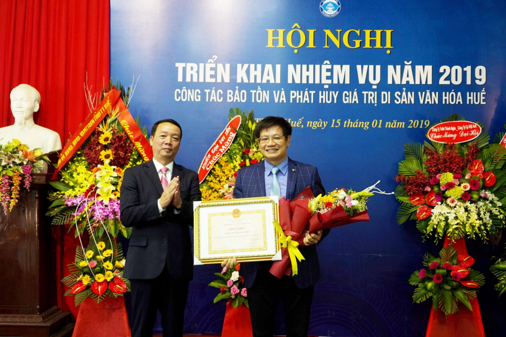Ông Phan Thanh Hải (phải), Giám đốc Trung tâm Bảo tồn Di tích Cổ đô Huế được điều động, bổ nhiệm giữ chức vụ Giám đốc Sở Văn hóa và Thể thao tỉnh Thừa Thiên - Huế. (Ảnh: FB Di Sản Huế)