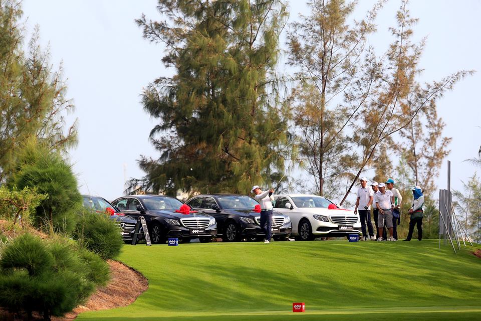 Giải đấu có cơ cấu HIO “khủng” gồm 16 xe Mercedes tuy nhiên may mắn chưa mỉm cười với golfer nào