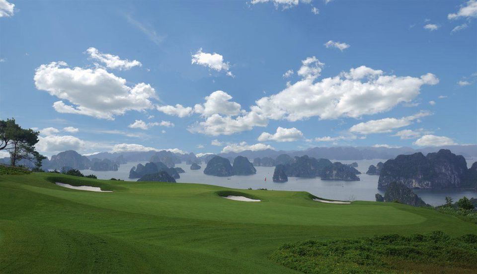 Tầm nhìn hướng vịnh của sân golf FLC Ha Long Golf Club.